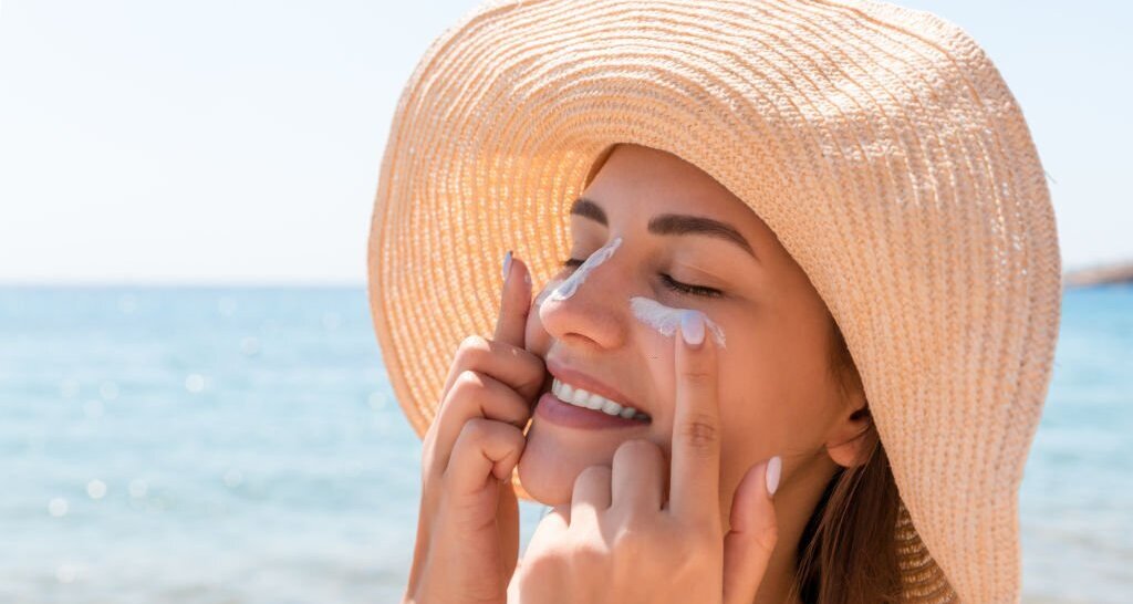 Tips for Applying Sunscreen to Your Face - How to Apply Sunscreen Correctly?
